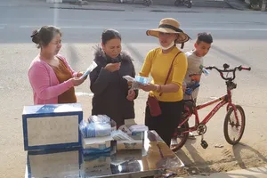 Cô giáo ở Quảng Ngãi phát khẩu trang y tế miễn phí cho người đi đường