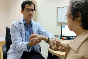 Người già, bệnh mãn tính càng cẩn trọng với Covid-19