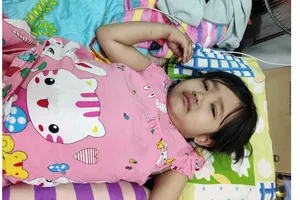 Cháu bé hộ nghèo mắc bệnh ung thư