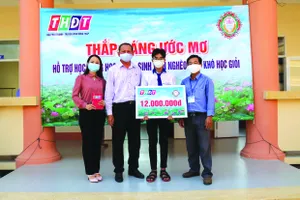 Công ty TNHH MTV Xổ số kiến thiết Đồng Tháp trao học bổng “Thắp sáng ước mơ” tại huyện Thanh Bình
