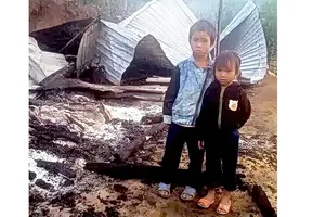 Cháy nhà, cha mẹ tử vong, 2 đứa trẻ mồ côi