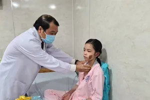 Bác sĩ Nguyễn Thành Tâm, Giám đốc Bệnh viện Sài Gòn ITO  kiểm tra sức khỏe cho 1 em học sinh Trường THCS Bạch Đằng trước khi xuất viện