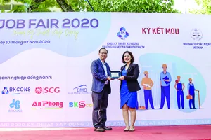 Hòa Bình trao tặng 10 suất học bổng cho sinh viên Đại học Bách Khoa TPHCM