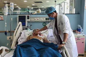 Bác sĩ đang thăm khám và điều trị cho bệnh nhân