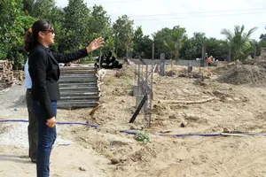 Bà Trần Thị Kim Loan trên mảnh đất hiến tặng để xây trường mầm non