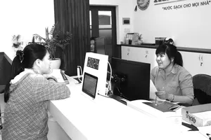 Mô hình một cửa tại khâu dịch vụ khách hàng tạo thuận lợi  cho người dân (Ảnh chụp tháng 6-2020)