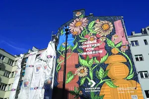  Bức tranh tường với những bông hoa tươi cười ở Warsaw, Ba Lan