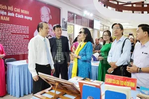 Các đại biểu xem trưng bày, triển lãm. Ảnh: www.hcmcpv.org.vn