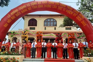 Lãnh đạo tỉnh và các sở, ban ngành, địa phương cắt băng khánh thành và khởi công các công trình chào mừng Đại hội đại biểu Đảng bộ tỉnh lần thứ XI. Ảnh: Báo Bình Dương