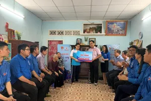 Trao tặng học bổng cho em Nguyễn Thị Ánh Ngọc. Ảnh: TẤN KHƯƠNG