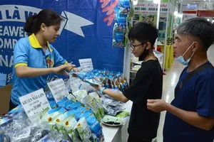 Người dân tham quan, mua sắm tại Hội chợ. Ảnh: TTXVN