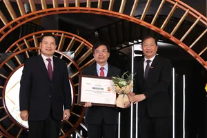 Ông Trần Văn Tần, Thành viên HĐQT đại diện VietinBank nhận danh hiệu “Doanh nghiệp bền vững Việt Nam” năm 2020