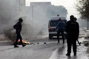 Cảnh sát Tunisia được triển khai để ngăn chặn những người biểu tình quá khích tại thành phố Kasserine ngày 25-12-2018. Ảnh: AFP/TTXVN