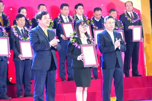 Đại diện Vedan Việt Nam nhận Chứng nhận Tốp 500 doanh nghiệp lớn nhất Việt Nam 2020