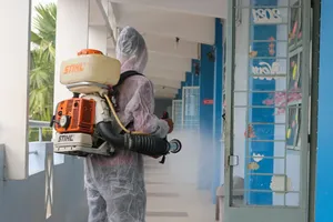 Trường THPT Nguyễn Du (quận 10)  vệ sinh, khử khuẩn toàn bộ  khuôn viên trường học từ giữa tuần qua. Ảnh: THU TÂM