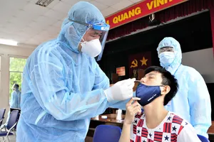 Lấy mẫu xét nghiệm SARS-CoV-2 ở quận 5 