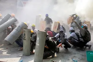 Người biểu tình tại Yangon. Ảnh: REUTERS