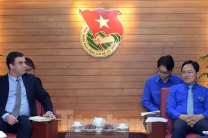 Bí thư Thứ nhất Trung ương Đoàn Nguyễn Anh Tuấn và Đại sứ đặc mệnh toàn quyền Israel tại Việt Nam Nadav Eshcar trao đổi tại buổi tiếp