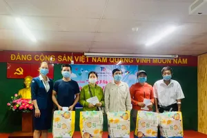 Bệnh viện TP Thủ Đức tổ chức chương trình thường niên “Tháng ba yêu thương” với các hoạt động thăm hỏi, tặng quà, cắt tóc miễn phí cho bệnh nhân nghèo. Ảnh: Bệnh viện TP Thủ Đức