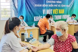 Người dân phường Thạnh Mỹ Lợi được tư vấn và khám chữa bệnh tại Văn phòng Đảng ủy và Khối Đoàn thể Khu Công nghiệp Cát Lái. Ảnh: Thanhuytphcm.vn