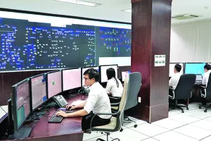 Nhân viên trực 24/24 để theo dõi tình hình vận hành toàn bộ hệ thống điện của EVN SPC tại trung tâm điều hành SDACA