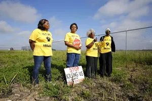 S.Lavigne  (thứ 2 từ trái qua) cùng các đồng nghiệp phản đối dự án Formosa Plastics. Ảnh: AP