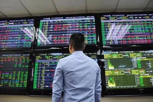 HoSE tạm dừng tiếp khách trực tiếp 