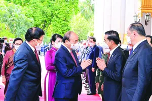 Chủ tịch nước  Nguyễn Xuân Phúc và  Tổng Bí thư, Chủ tịch nước Lào Thongloun Sisoulith với các thành viên đoàn đại biểu cấp cao 2 nước tại lễ đón. Ảnh: TTXVN