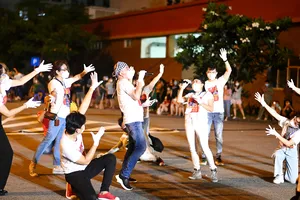 Phố vẫn hát và hoa vẫn nở