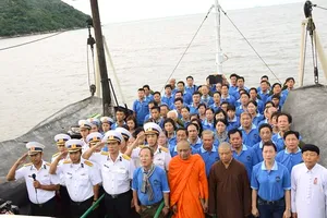 Chào cờ trên biển...