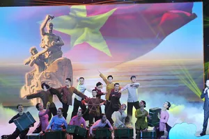 Tiết mục văn nghệ trong phần 1 với tên gọi Huyền thoại với nội dung giới thiệu sự ra đời đường Hồ Chí Minh trên biển; quá trình đóng tàu phục vụ đi biển vận chuyển vũ khí… Ảnh: TTXVN