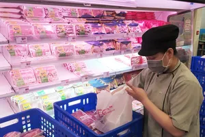 Hàng bình ổn tại các siêu thị luôn sẵn sàng phục vụ người tiêu dùng