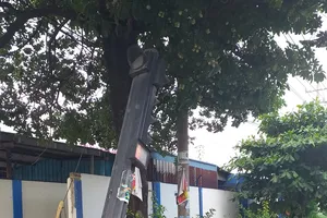 Cột đèn tín hiệu giao thông sắp đổ