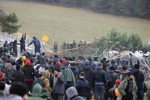 Người di cư gần hàng rào dây thép gai ở biên giới Ba Lan - Belarus. Ảnh: REUTERS