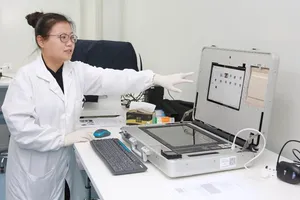 Một nhà khoa học trong nhóm  nghiên cứu công bố kết quả thu thập các mẫu vân tay