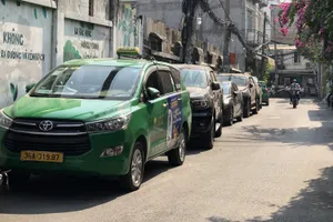 Xe ô tô lấn chiếm hẻm 