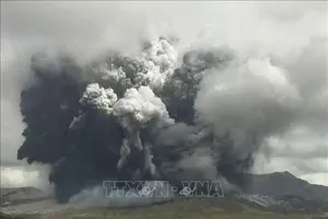 Núi lửa Aso ở phía Tây Nam Nhật Bản phun cột tro bụi ngày 20-10-2021. Ảnh: AFP/TTXVN