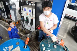 Giá xăng lên sát 30.000 đồng/lít