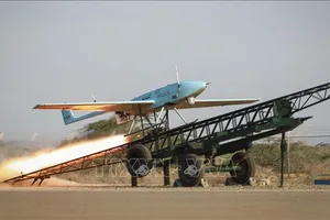 Máy bay không người lái quân sự được thử nghiệm trong cuộc tập trận ở ngoài khơi khu vực Balushistan, Iran, ngày 7-11-2021. Ảnh: AFP/TTXVN