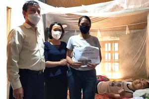 Đại diện Báo SGGP trao 21 triệu đồng  cho gia đình anh Nguyễn Hữu Thọ (huyện Can Lộc, tỉnh Hà Tĩnh). Ảnh: DƯƠNG QUANG