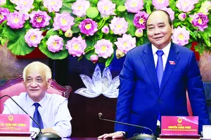 Chủ tịch nước Nguyễn Xuân Phúc  làm việc với Hội Khoa học lịch sử Việt Nam, sáng 3-6. Ảnh: TTXVN