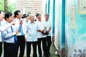 Các đại biểu tham quan triển lãm. Ảnh: QUỐC THANH