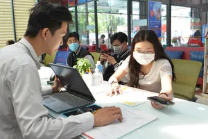 Thí sinh nộp hồ sơ xét tuyển  tại Trường Đại học Kinh tế - Tài chính TPHCM. Ảnh: CAO THĂNG