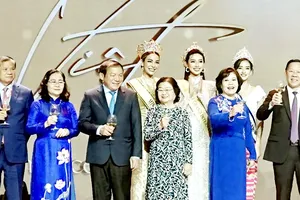 Các đồng chí lãnh đạo Bộ VH-TT-DL và TPHCM  cùng các đại biểu dự sự kiện. Ảnh: HOÀNG HÙNG