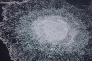 Khí đốt rò rỉ trên đường ống thuộc hệ thống dòng chảy phương Bắc 1 ở vùng kinh tế Thụy Điển trên biển Baltic, ngày 28-9-2022. Ảnh: AFP/TTXVN