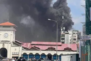 Hiện trường vụ cháy quán bar sau lưng chợ Bến Thành