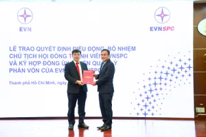 Ông Dương Quang Thành (bên phải) - Bí thư Đảng ủy, Chủ tịch HĐTV EVN trao Quyết định bổ nhiệm ông Lê Văn Trang (bên trái)  giữ chức Chủ tịch HĐTV EVNSPC