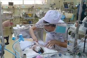 Hiện tại, bé đang được chăm sóc tích cực, sinh hiệu ổn. Ảnh: TTXVN