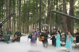 Trình diễn bộ sưu tập áo dài "Người lính" của nhà thiết kế Minh Hạnh tại chương trình