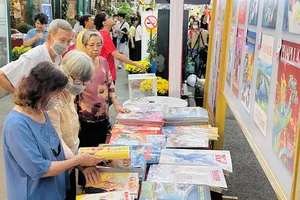 Đọc báo ngày xuân